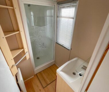 Salle d'eau avec cabine de douche et lavabo dans l'hébergement Petit Rio