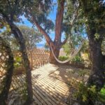 Terrasse en bois avec hamac et vue mer au camping Piana