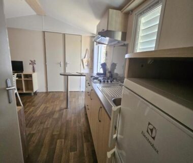 Dans le mobil-home cuisine équipée et coin repas du Piana