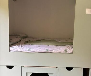 Alcôve de couchage avec matelas et tiroirs dans le Pleasant Shepherd Hut