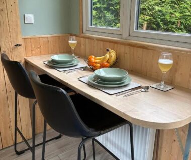 Coin repas près de la fenêtre avec chaises hautes vaisselle et fruits dans Pleasant Shepherd Hut
