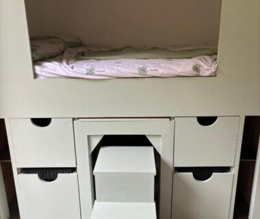 Coin nuit avec lit encastré et rangements dans le Pleasant Shepherd Hut