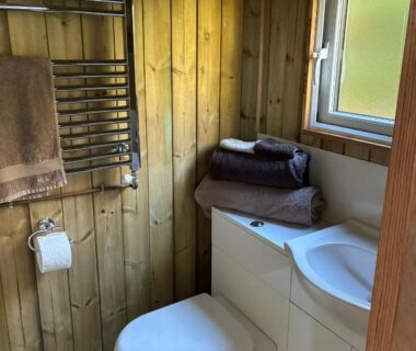 Salle de bain avec toilette et lavabo dans le Pleasant Shepherd Hut