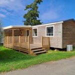Terrasse en bois et mobil home sur pelouse au camping Plouescat