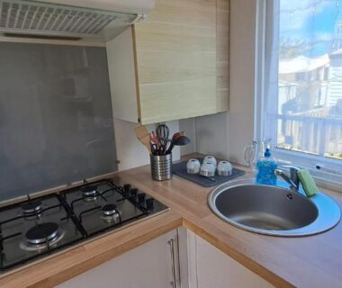 Kitchenette avec plaque de cuisson et évier au camping Plouescat