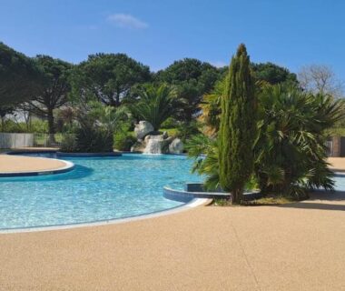 Piscine extérieure avec îlot végétal au camping Plouescat
