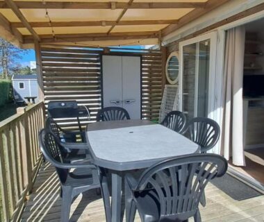 Terrasse en bois avec table et chaises du Plouescat