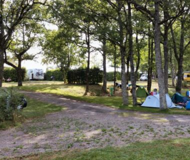 Emplacements ombragés avec tentes et caravanes au Pôle Bellevue