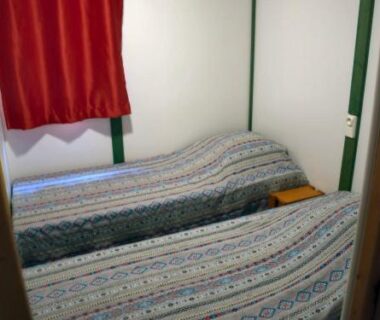 Chambre avec deux lits simples dans le camping Pôle Bellevue