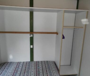 Dans la chambre dressing ouvert et lit au Pôle Bellevue
