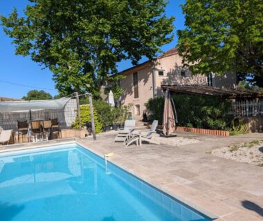 Piscine et terrasse ombragée du camping Pooh’s Belle