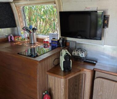 Intérieur de mobil-home avec kitchenette et télévision au camping Pooh’s Belle