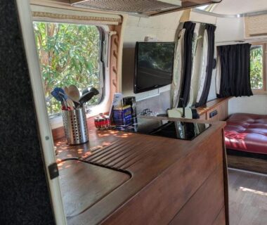 Intérieur de caravane avec kitchenette télévision et banquette dans le camping Pooh's Belle