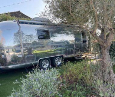 Emplacement herbeux avec caravane argentée au camping Pooh’s Belle