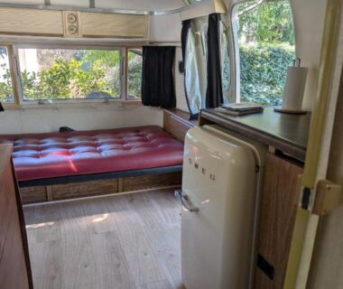 Intérieur de caravane avec kitchenette et banquette au camping Pooh’s Belle