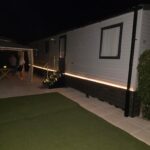 Terrasse et pelouse devant mobilhome éclairé la nuit du Premium Mobilhome Grimaud