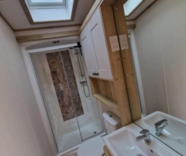 Salle de bain avec douche vasque et WC dans le Premium Mobilhome Grimaud