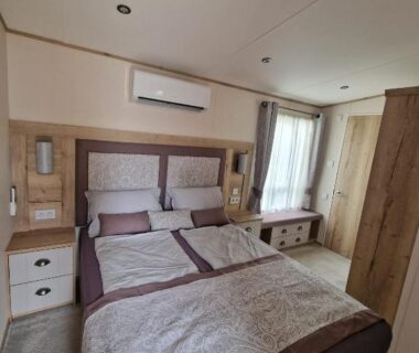 Chambre double avec climatisation et rangements dans le Premium Mobilhome Grimaud