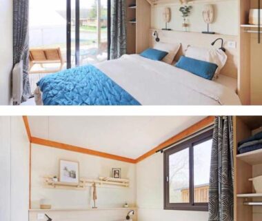 Chambre avec lits et baie vitrée dans le mobil-home RAS L'BOL