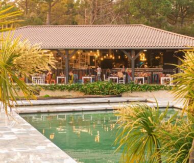 Piscine extérieure devant le bar restaurant couvert au camping RAS L'BOL