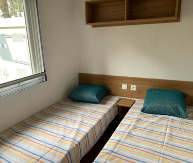 Chambre avec deux lits simples dans l'hébergement RESPIRE