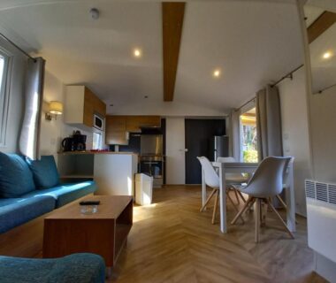 Intérieur séjour avec canapé et cuisine du RESPIRE