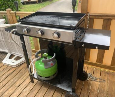 Terrasse avec barbecue gaz et bouteille de propane au camping RESPIRE