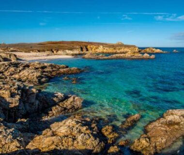 Côte rocheuse et eau turquoise dans le Morbihan au camping RESPIRE