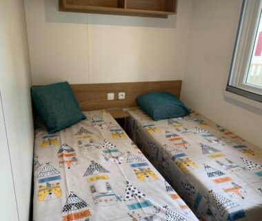 Chambre avec deux lits simples et coussins au RESPIRE