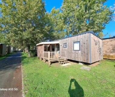 Mobil-home en bois sur pelouse au RIVA BELLA Lodge 171