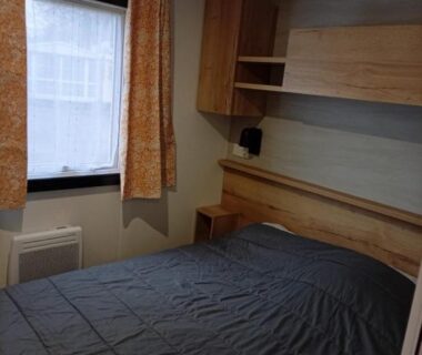Chambre avec lit double et fenêtre dans l'hébergement Repos mérité