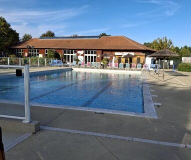 Piscine extérieure et terrasse au Repos mérité