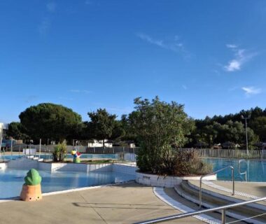 Piscine extérieure avec bassins et terrasse au camping Repos mérité