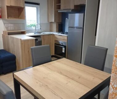 Coin repas et cuisine équipée dans le mobil home Repos mérité