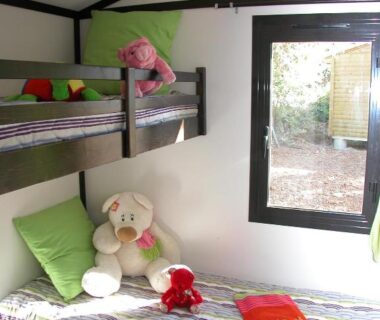 Chambre avec lits superposés et peluches dans la Résidence Lagrange Vacances Les Cottages Varois