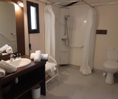 Salle de bain accessible avec douche et lavabo dans la Résidence Lagrange Vacances Les Cottages Varois