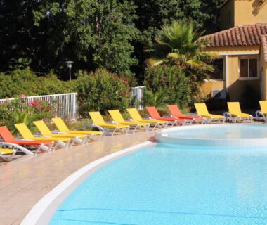 Piscine extérieure bordée de transats à la Résidence Lagrange Vacances - Les Cottages Varois