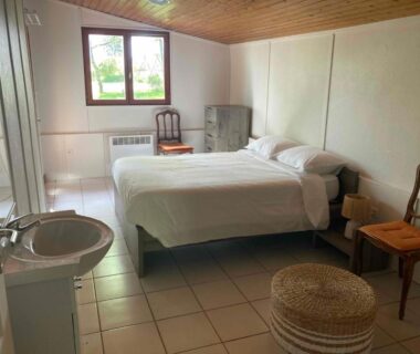Chambre avec lit double lavabo et fenêtre dans la Résidence les chênes