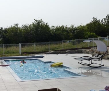 Bord de piscine avec transats à la Résidence les chênes