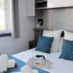 Chambre double avec lit et serviettes dans le bungalow Réveillez la Belle au Bois Dormant