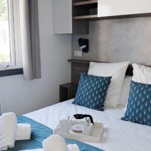 Chambre double avec lit et serviettes dans le bungalow Réveillez la Belle au Bois Dormant