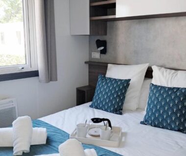 Chambre double avec lit et serviettes dans le bungalow Réveillez la Belle au Bois Dormant