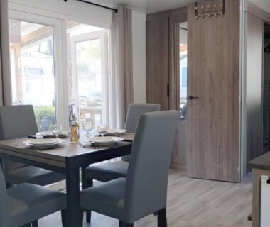Séjour avec table et chaises dans le bungalow Réveillez la Belle au Bois Dormant