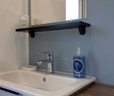Lavabo moderne et miroir dans le bungalow Réveillez la Belle au Bois Dormant