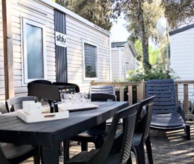 Terrasse avec table chaises et transat du bungalow Réveillez la Belle au Bois Dormant