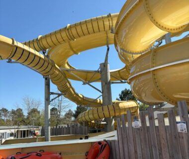 Parc aquatique avec toboggans et bouées au camping Rêves de pins