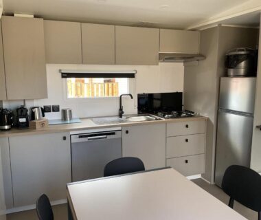 Cuisine équipée et coin repas dans le logement Rêves de pins