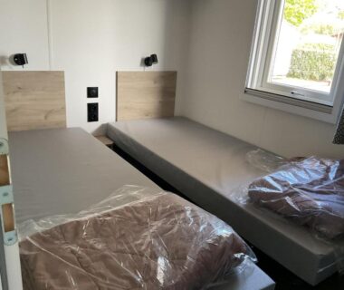 Chambre avec deux lits simples du camping Rêves de pins