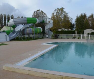 Piscine extérieure et toboggans au camping Riva Bella chez Caraphou