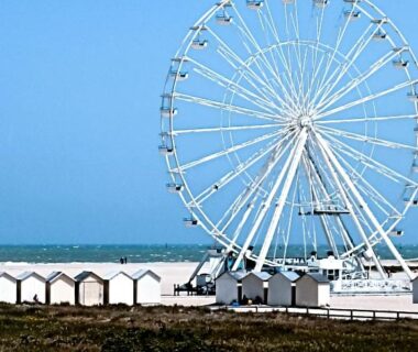 Plage avec grande roue et cabines face à la mer au Riva Bella chez Caraphou
